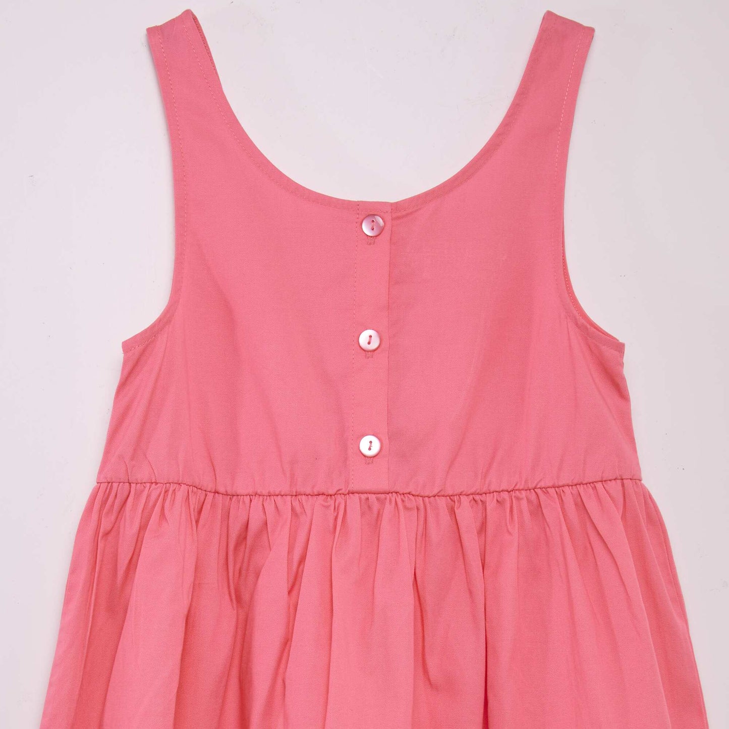 Sleeveless dress with opening at the back pink