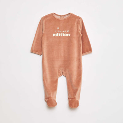 Fleece sleepsuit with feet and design on the front BROWN