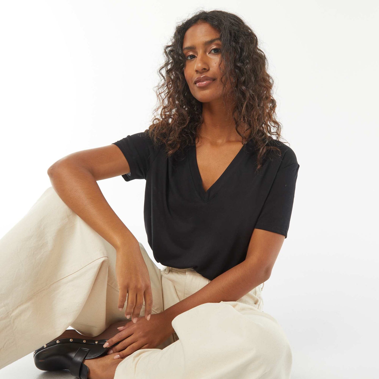 Short-sleeved t-shirt with V-neckline BLACK