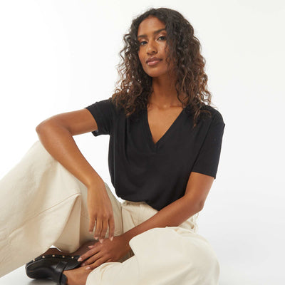 Short-sleeved t-shirt with V-neckline BLACK