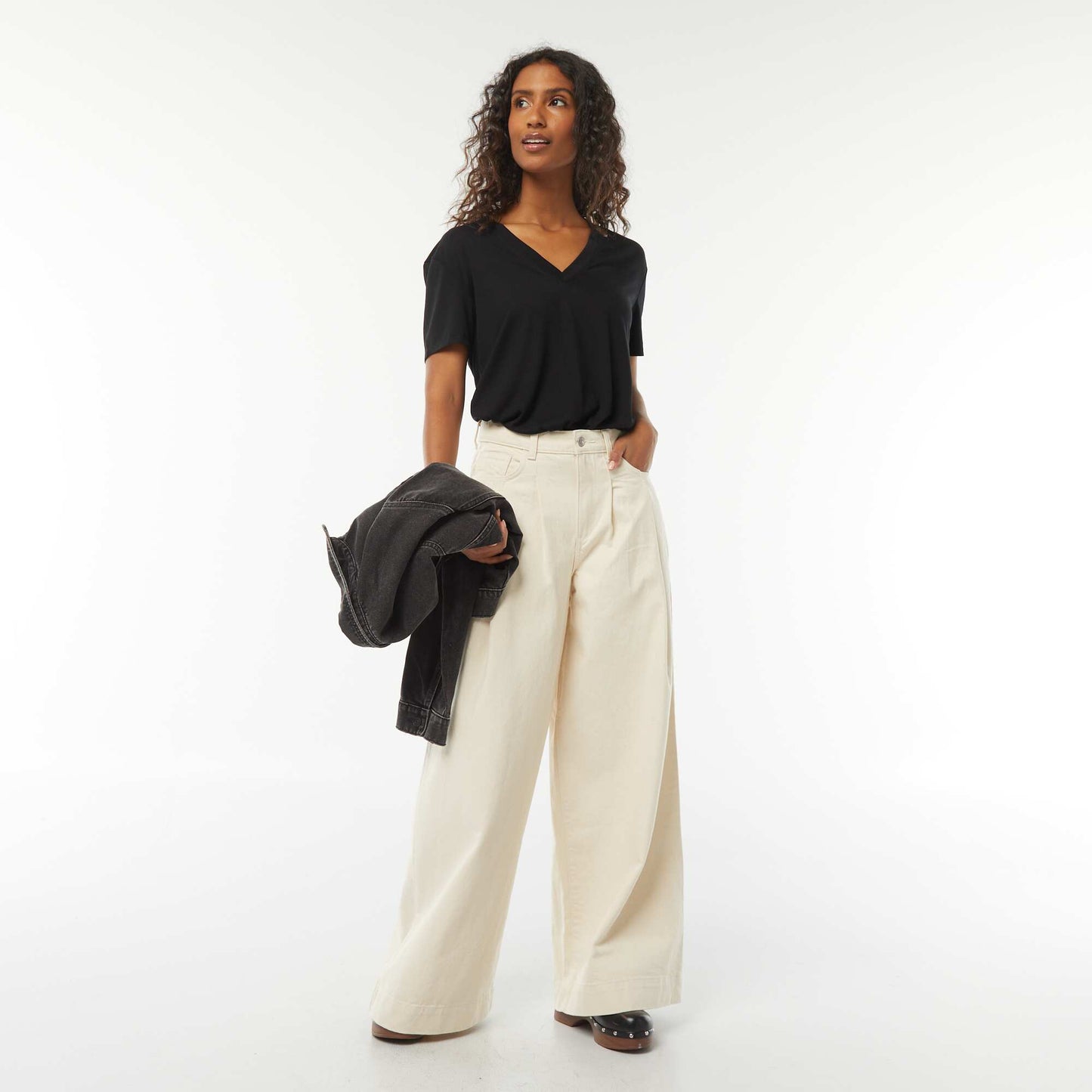 Short-sleeved t-shirt with V-neckline BLACK