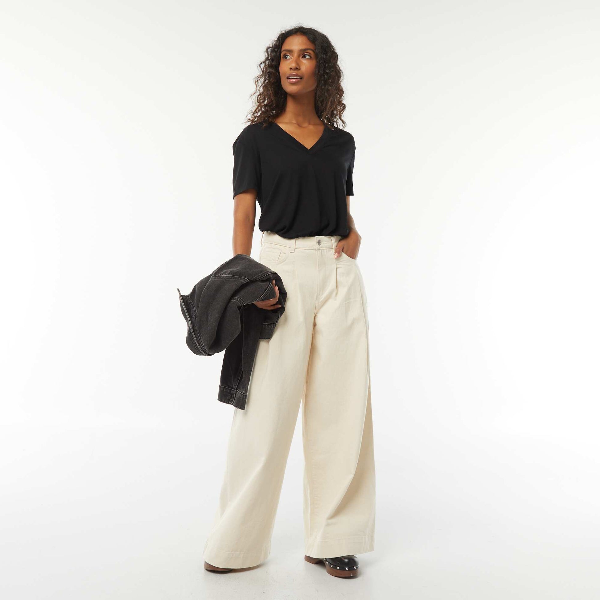 Short-sleeved t-shirt with V-neckline BLACK