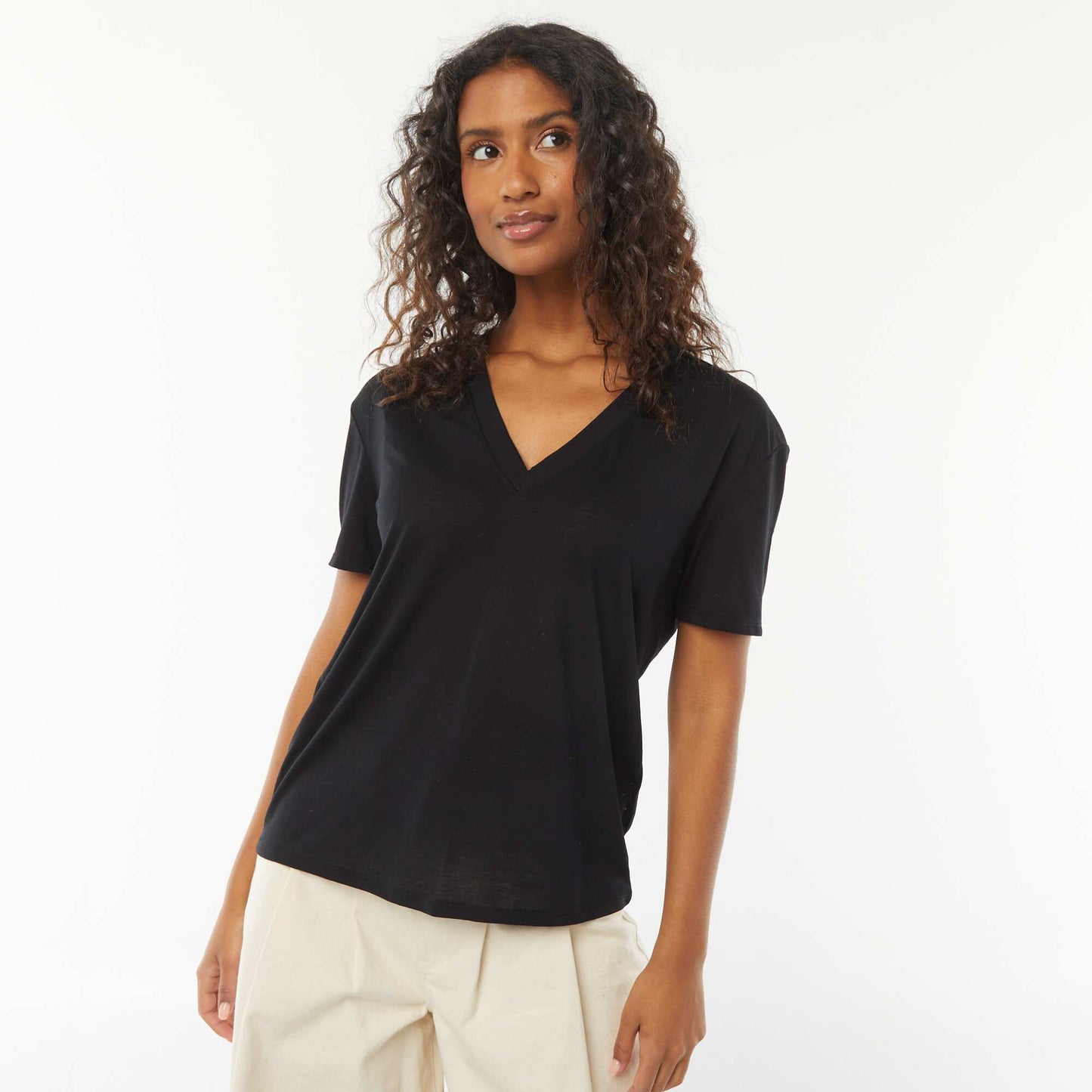 Short-sleeved t-shirt with V-neckline BLACK