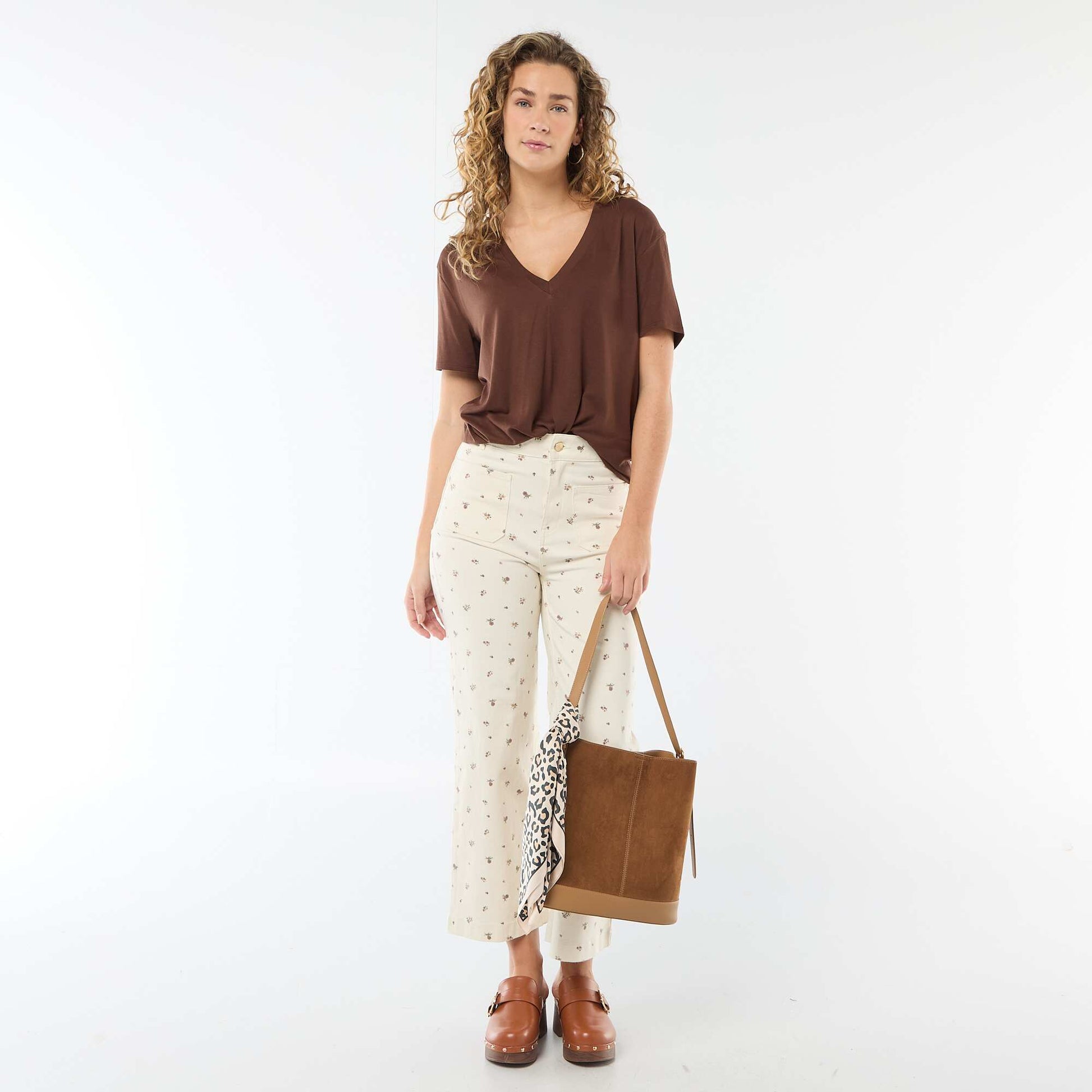 Short-sleeved t-shirt with V-neckline BROWN