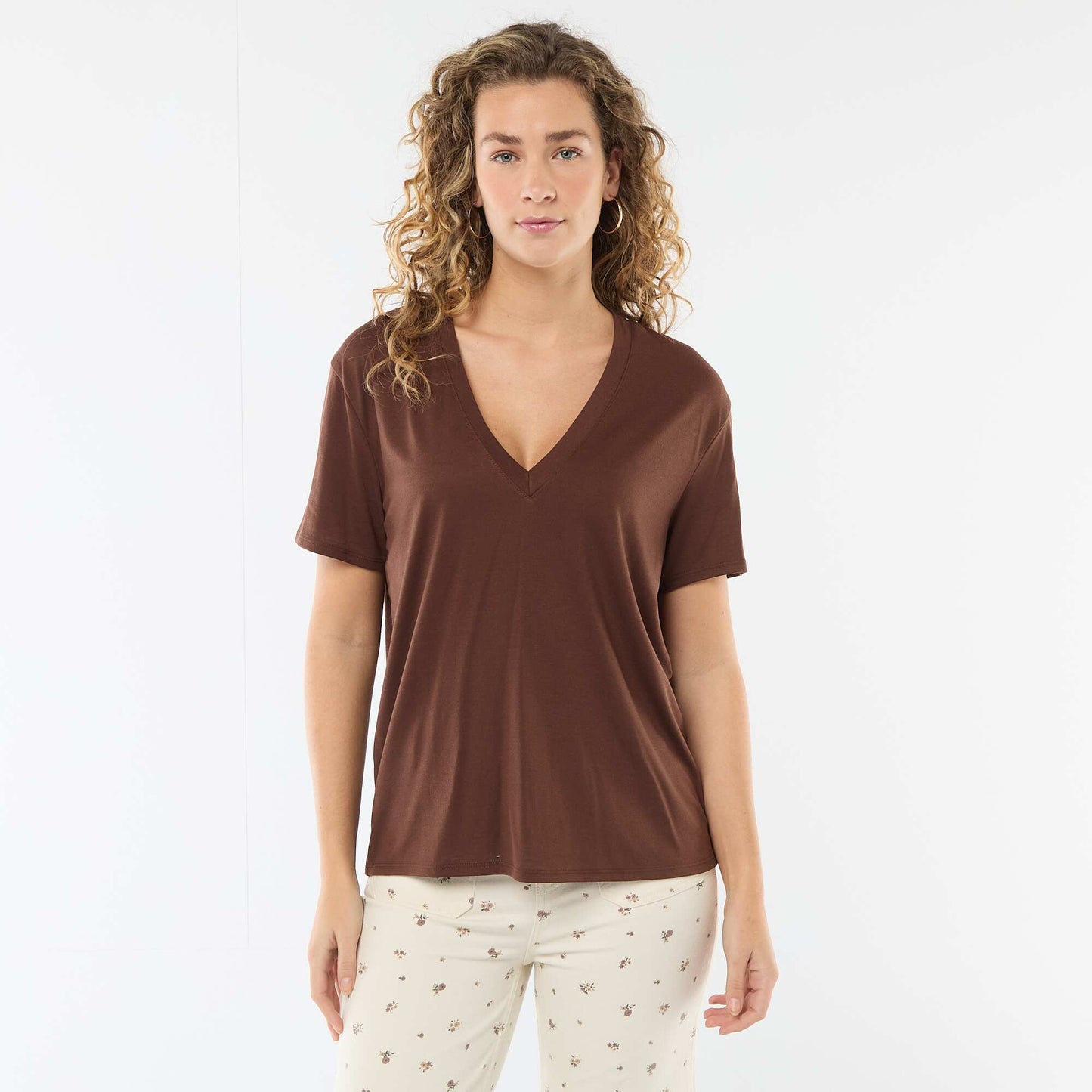 Short-sleeved t-shirt with V-neckline BROWN
