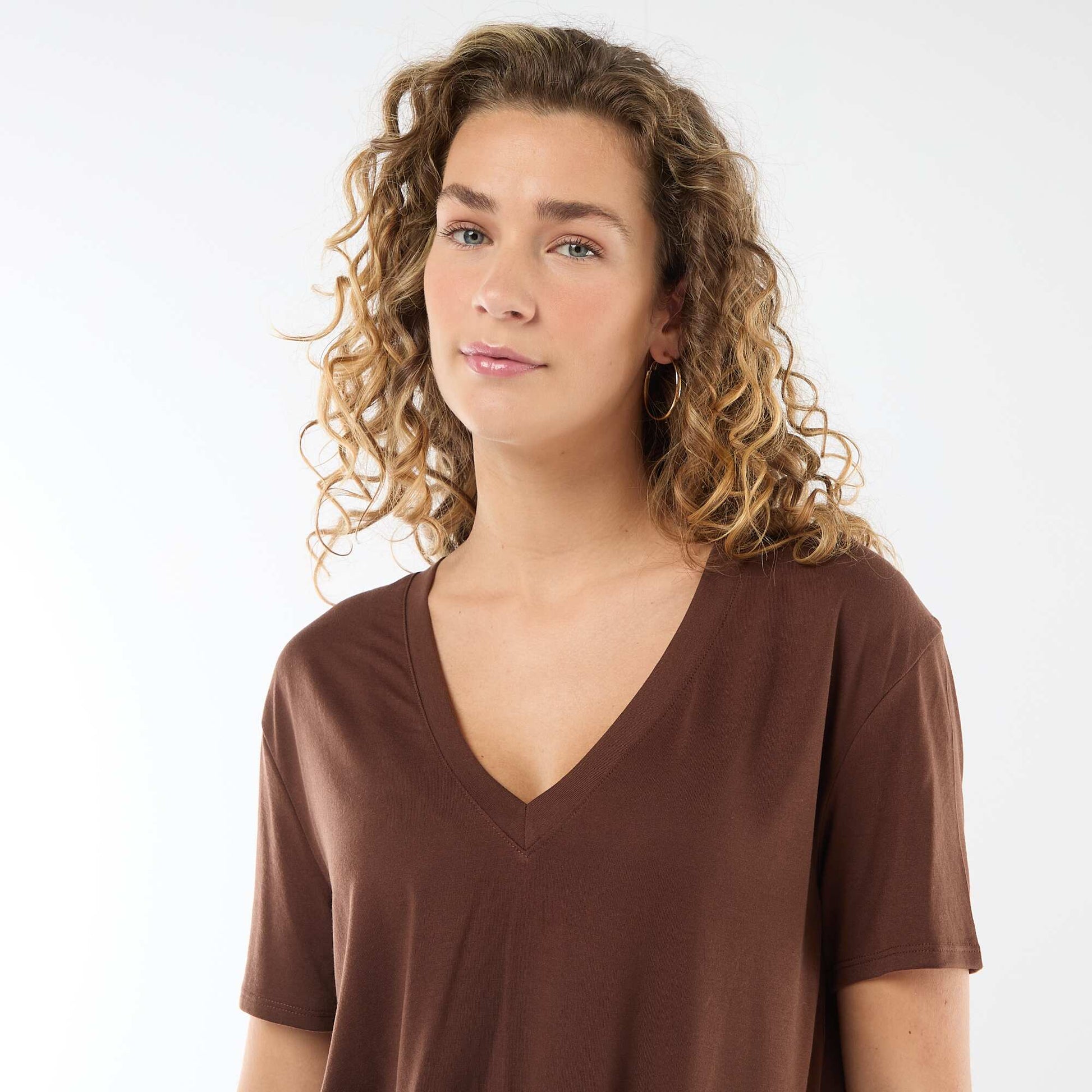 Short-sleeved t-shirt with V-neckline BROWN