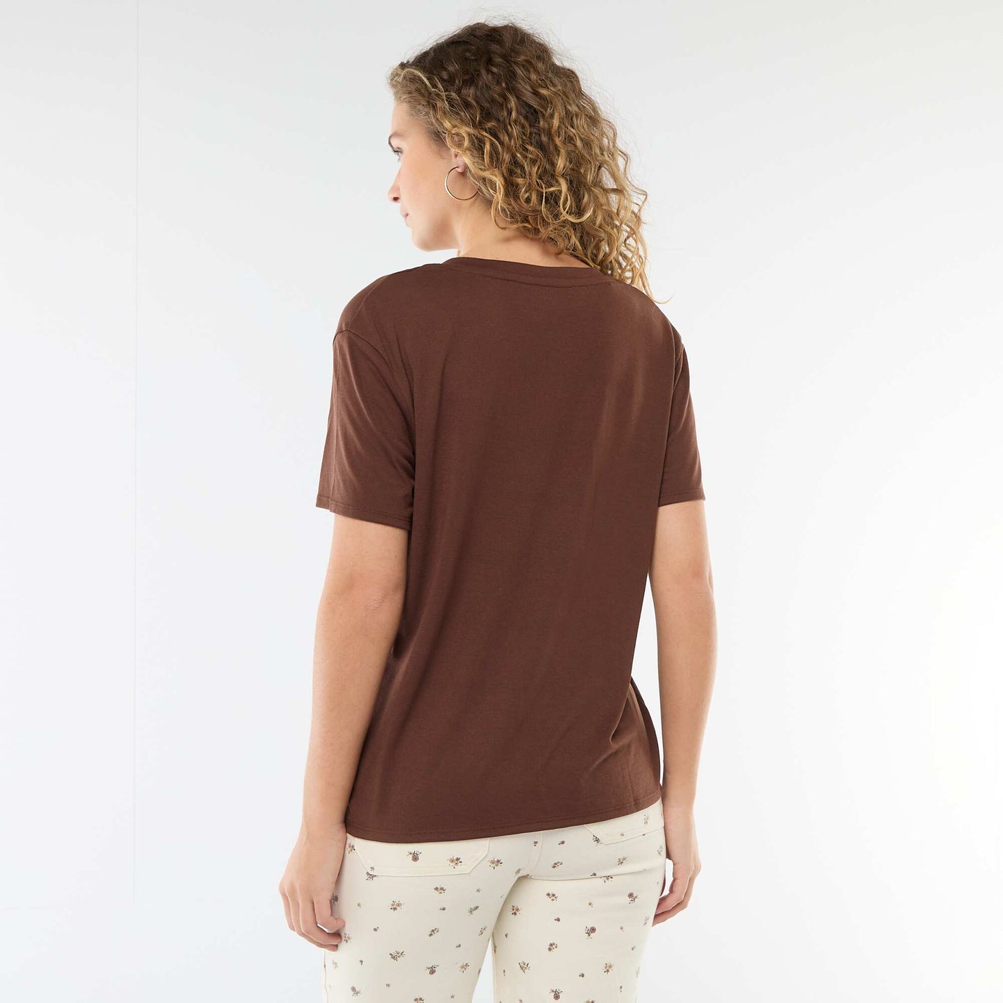 Short-sleeved t-shirt with V-neckline BROWN