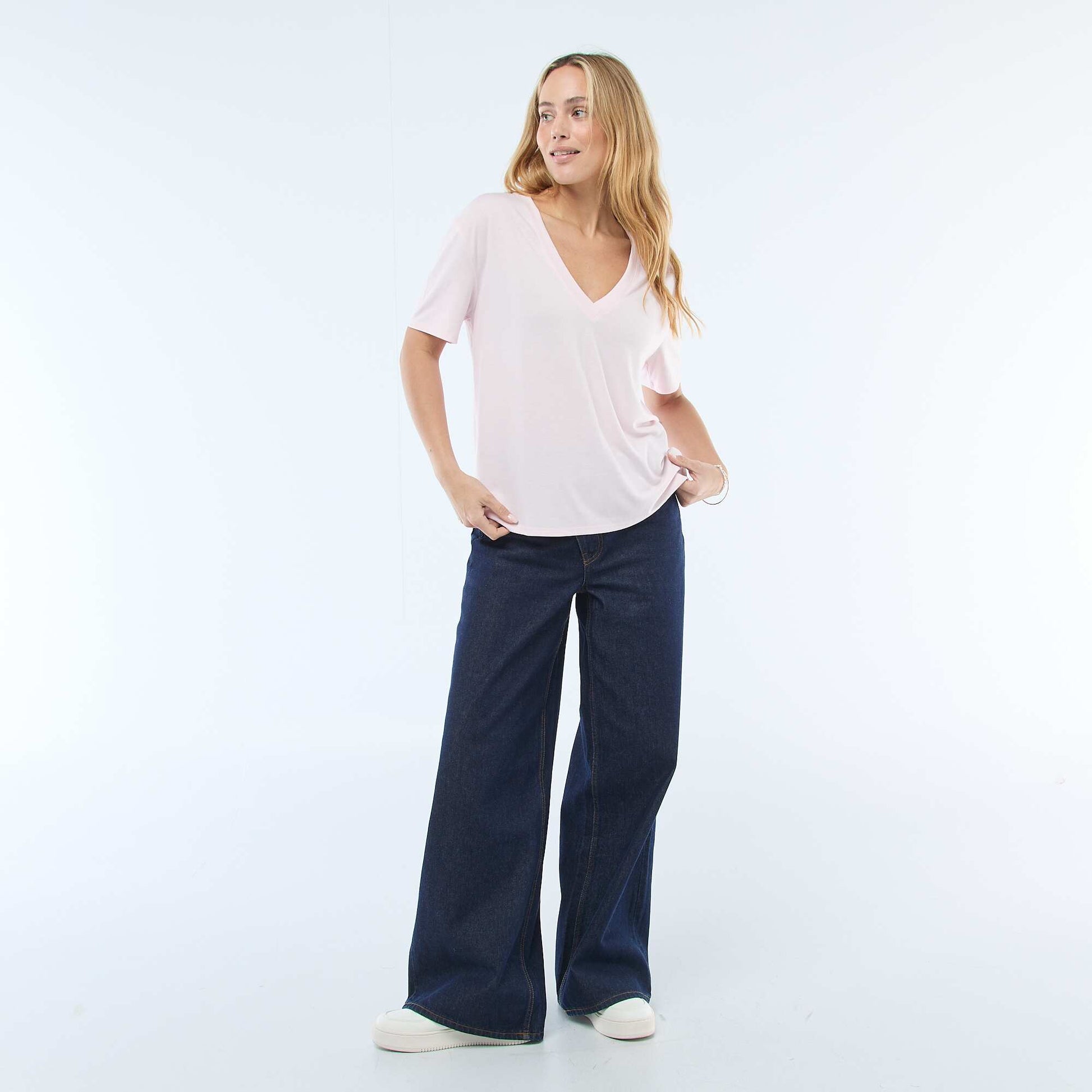 Short-sleeved t-shirt with V-neckline PINK