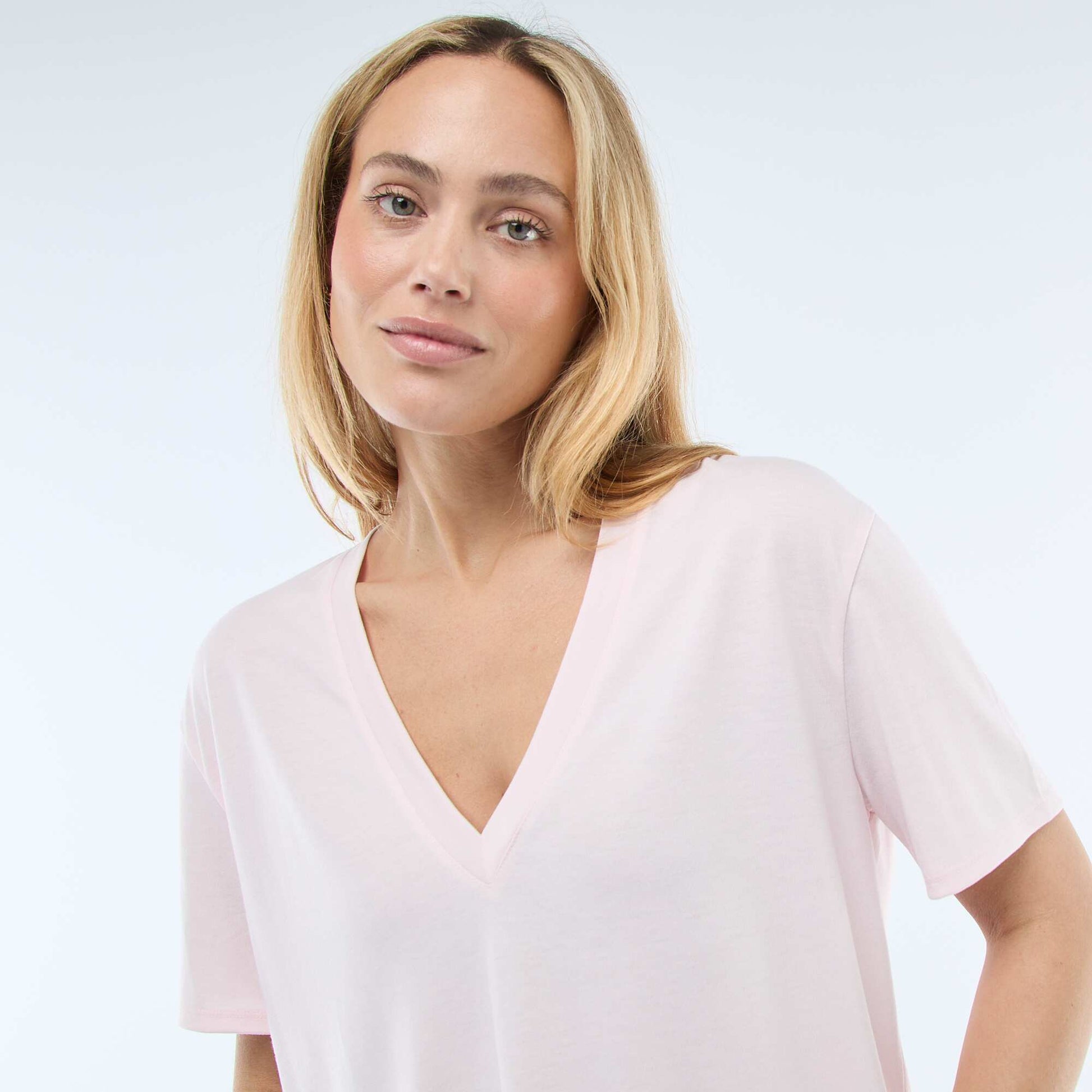 Short-sleeved t-shirt with V-neckline PINK