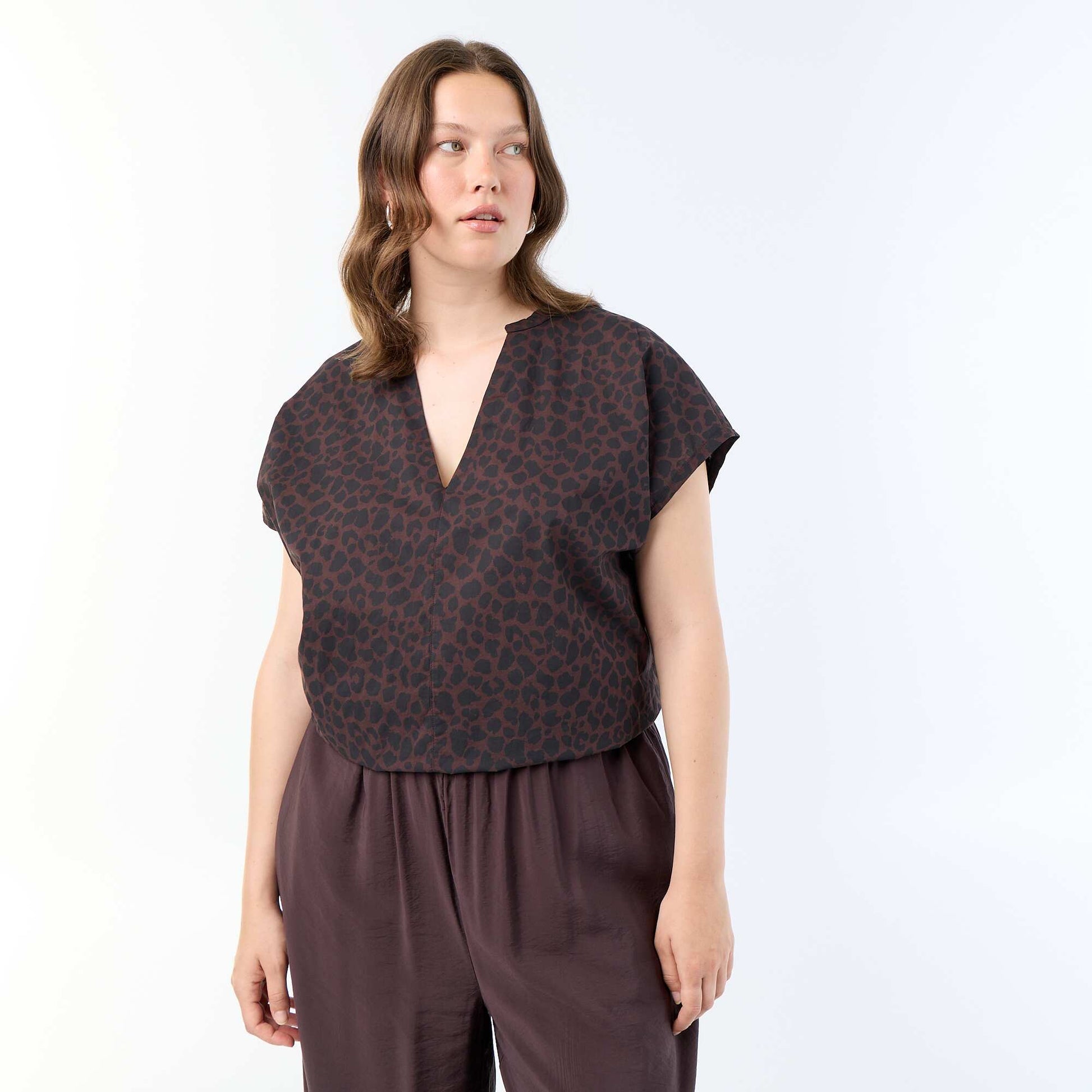 Light short-sleeved blouse BROWN